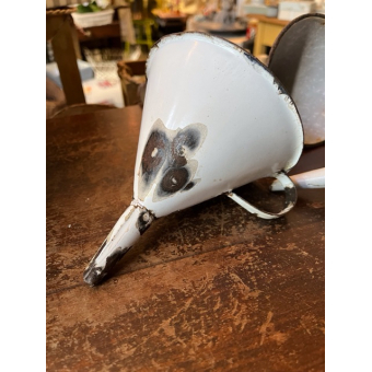 Wit emaille trechter