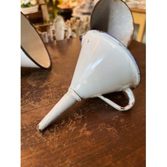 Wit emaille trechtertje