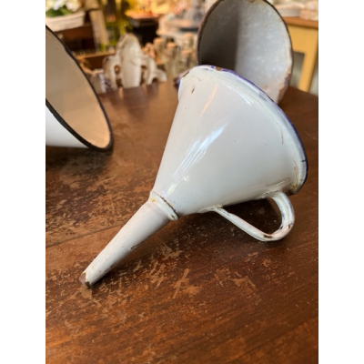 Wit emaille trechtertje